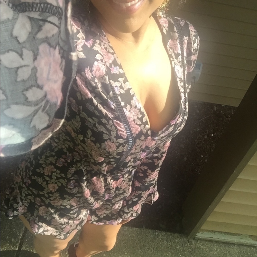 Black floral long sleeve romper W/v neckline. - Picture 6 of 8